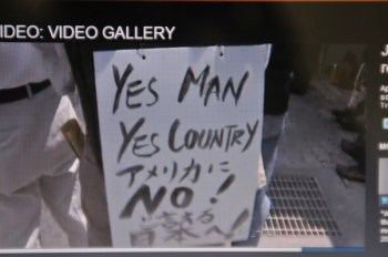 Tevê NHK mostra cartaz de protesto em Okinawa