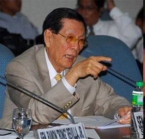 Juan Ponce Enrile disse que poderia mesmo ser colocado na mesma cela com integrantes da guerrilha islâmica Abu Sayaf, de Mindanao. E que se diz tranquilo de sua inocência.